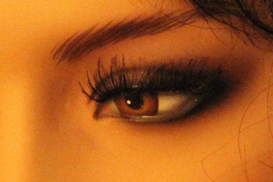 IMAGE: http://darmok.dyndns.org/cameratests201108/indoor-port/middlecut/5d2_img_0366_85.0mm-400-f1.8-6400iso_middlecut898x599.jpg