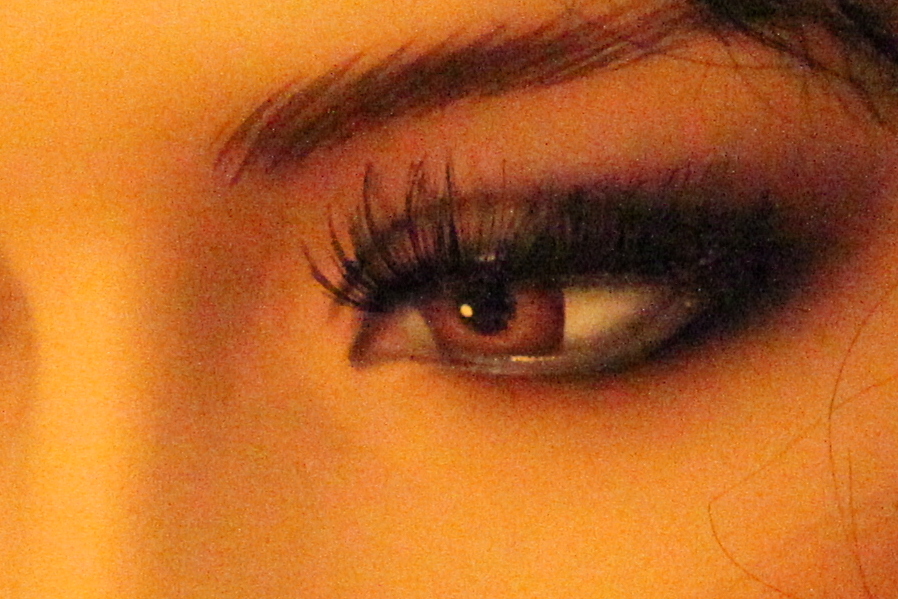 IMAGE: http://darmok.dyndns.org/cameratests201108/indoor-port/middlecut/5d2_img_0368_85.0mm-800-f1.8-12800iso_middlecut898x599.jpg